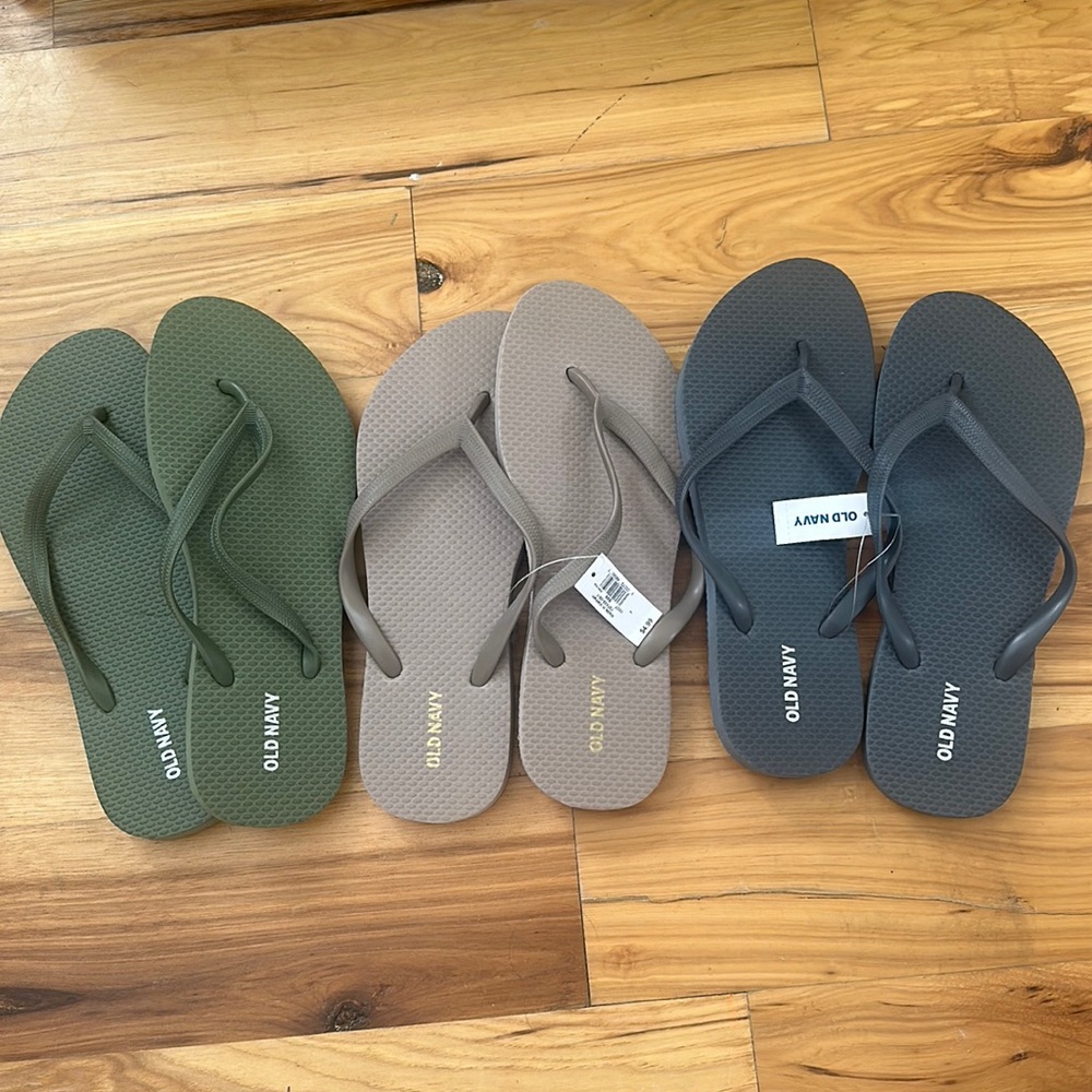 3 pairs of Old Navy flip flops